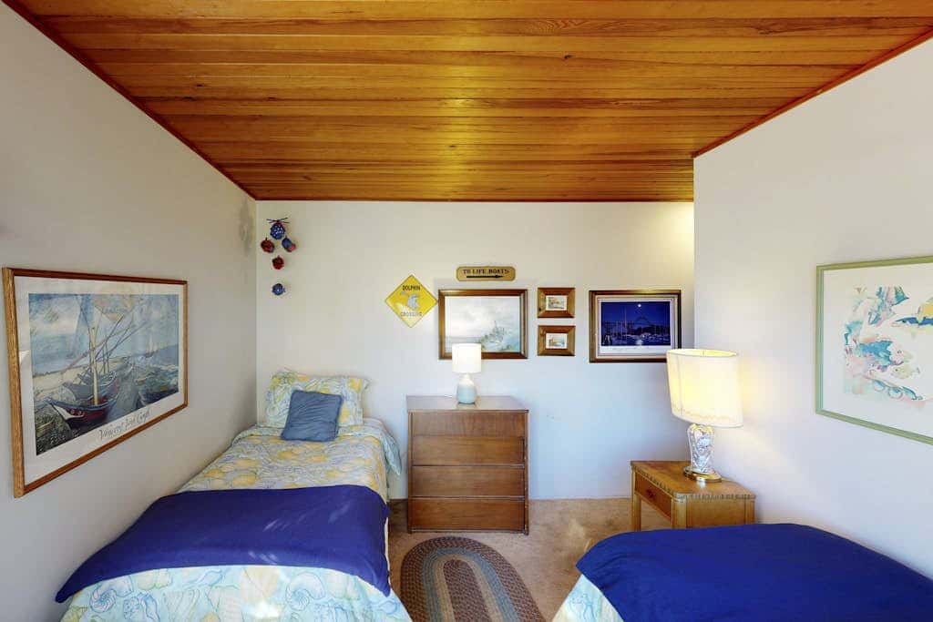 Adorable Dog-Friendly Home in Historic Deco District - Short Walk to Beach