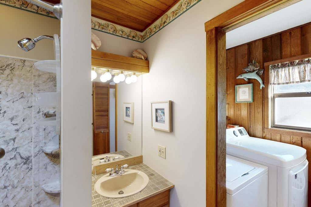 Adorable Dog-Friendly Home in Historic Deco District - Short Walk to Beach