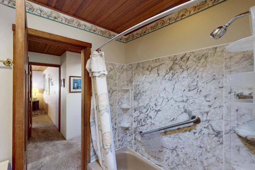 Adorable Dog-Friendly Home in Historic Deco District - Short Walk to Beach