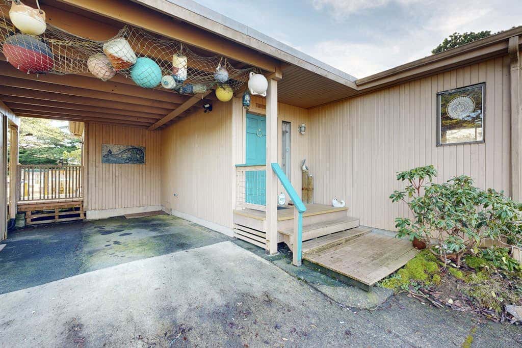 Adorable Dog-Friendly Home in Historic Deco District - Short Walk to Beach