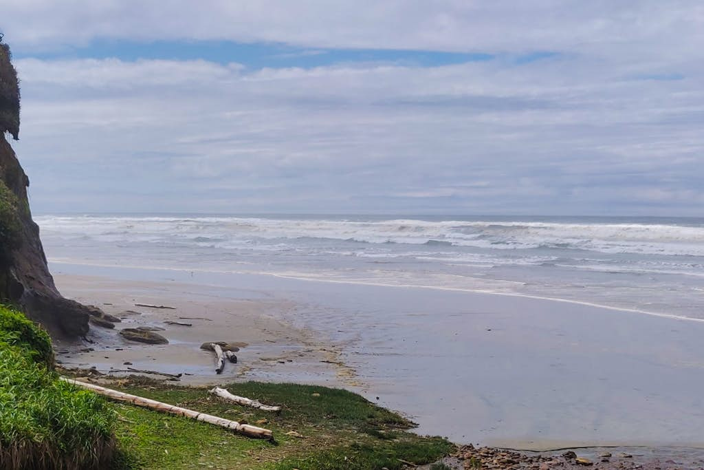 Dog-friendly home near the beach - wood-burning fireplace & W/D