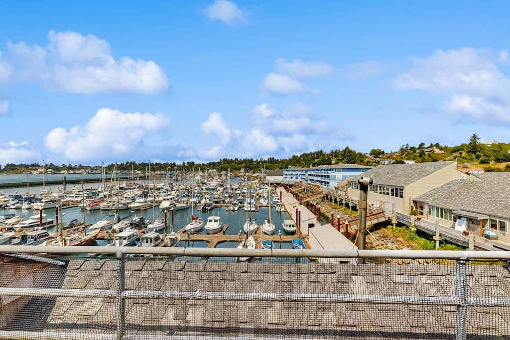 Ideal getaway on the water with private balcony, cozy layout, and free WiFi
