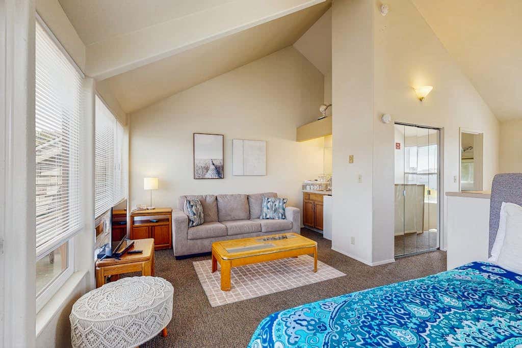 Ideal getaway on the water with private balcony, cozy layout, and free WiFi