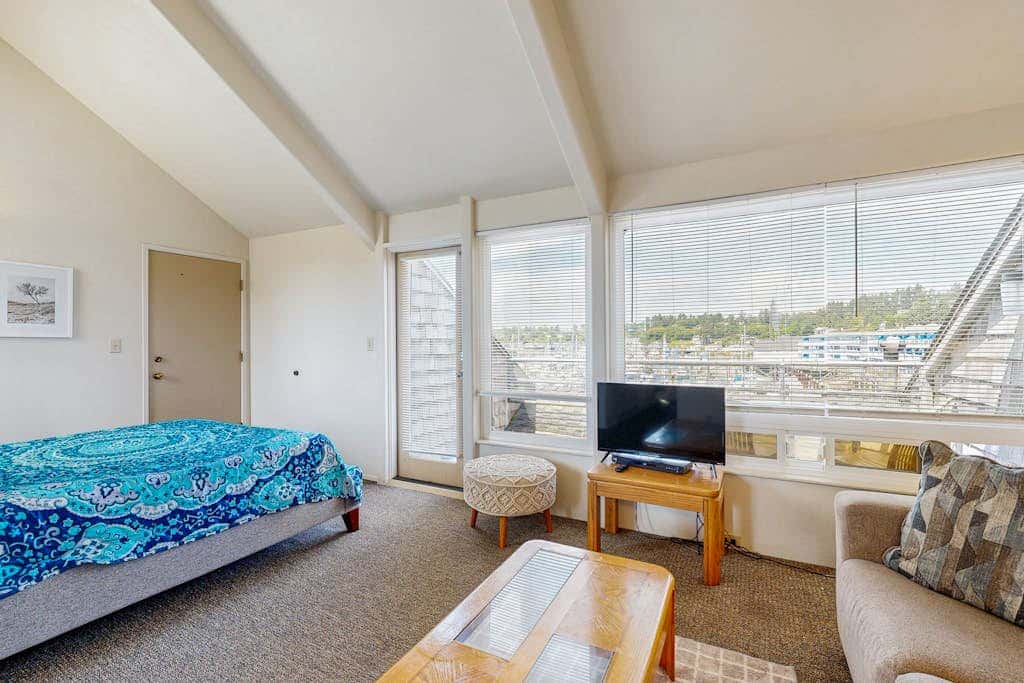 Ideal getaway on the water with private balcony, cozy layout, and free WiFi