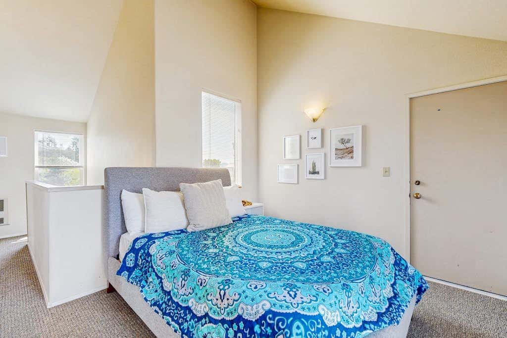 Ideal getaway on the water with private balcony, cozy layout, and free WiFi