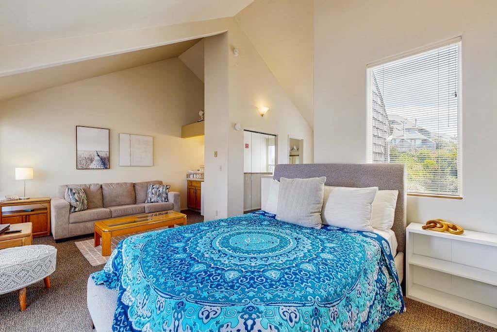 Ideal getaway on the water with private balcony, cozy layout, and free WiFi