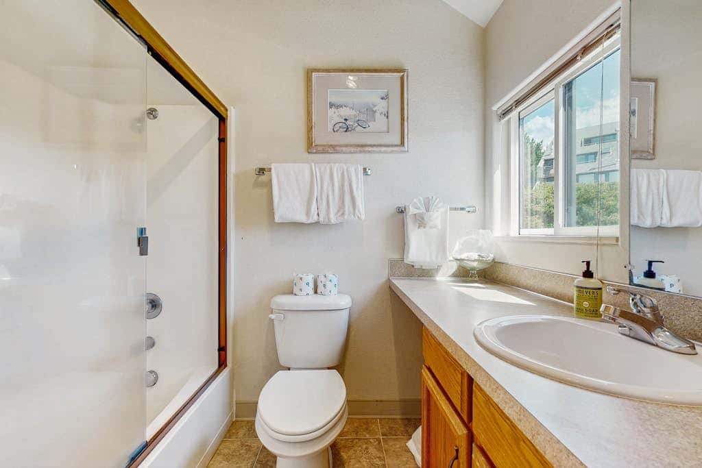 Ideal getaway on the water with private balcony, cozy layout, and free WiFi