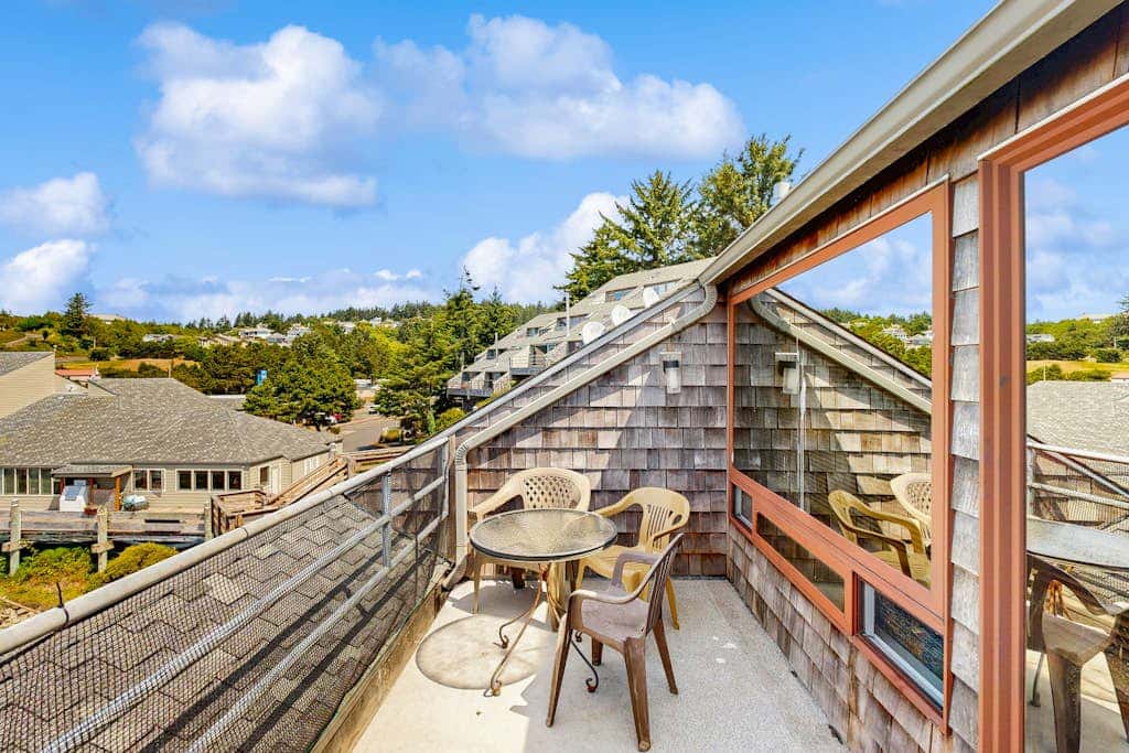 Ideal getaway on the water with private balcony, cozy layout, and free WiFi