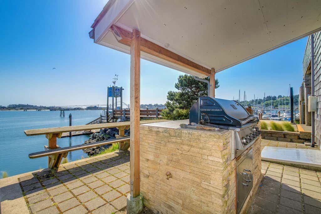 Ideal getaway on the water with private balcony, cozy layout, and free WiFi