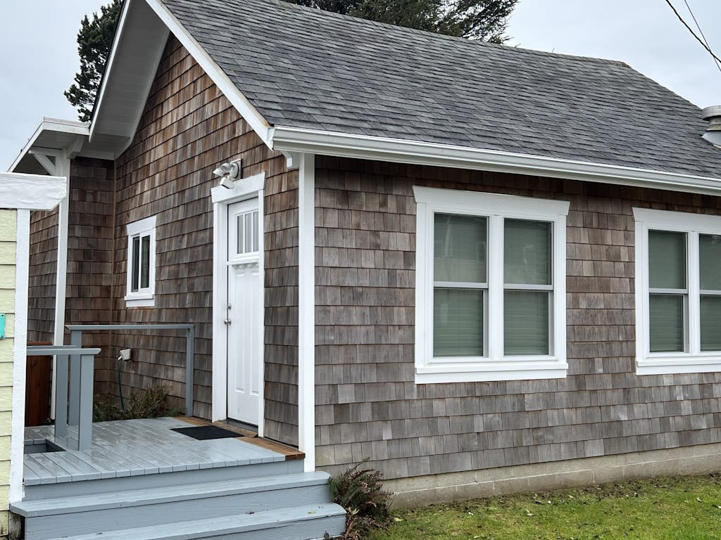 Seaside cottage with deck, washer&dryer, full kitchen, & great location