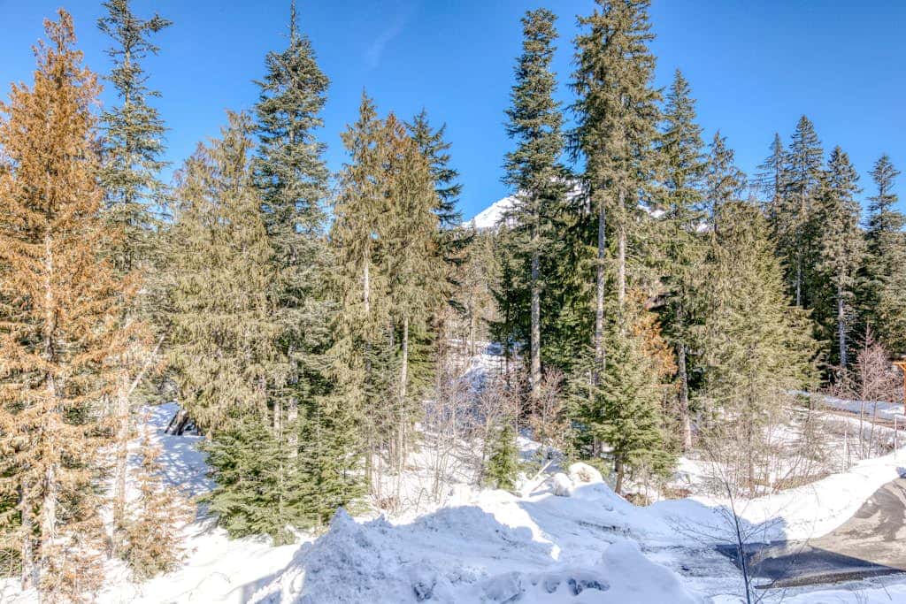 Lovely mountain condo with shared pool, hot tub, sauna & balcony views & free WiFi