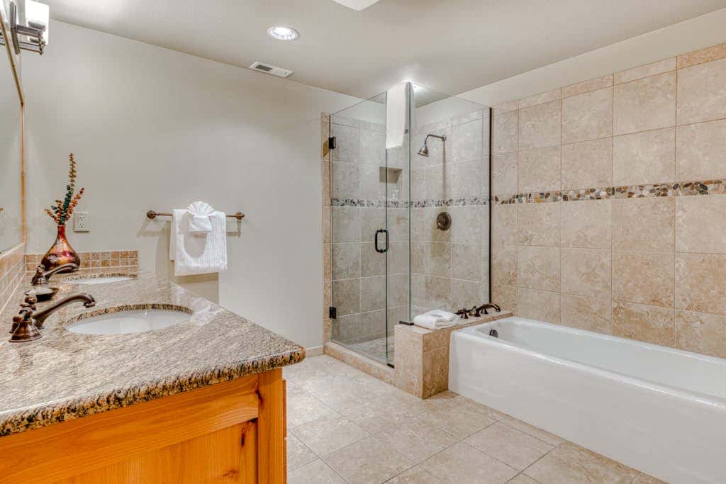 Lovely mountain condo with shared pool, hot tub, sauna & balcony views & free WiFi