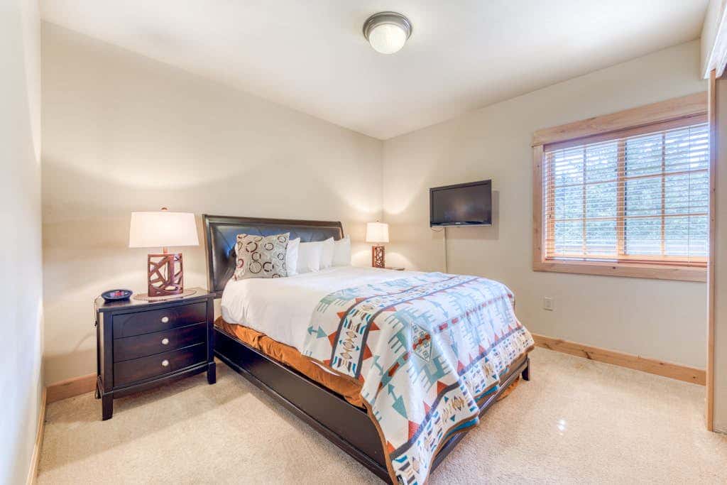 Lovely mountain condo with shared pool, hot tub, sauna & balcony views & free WiFi