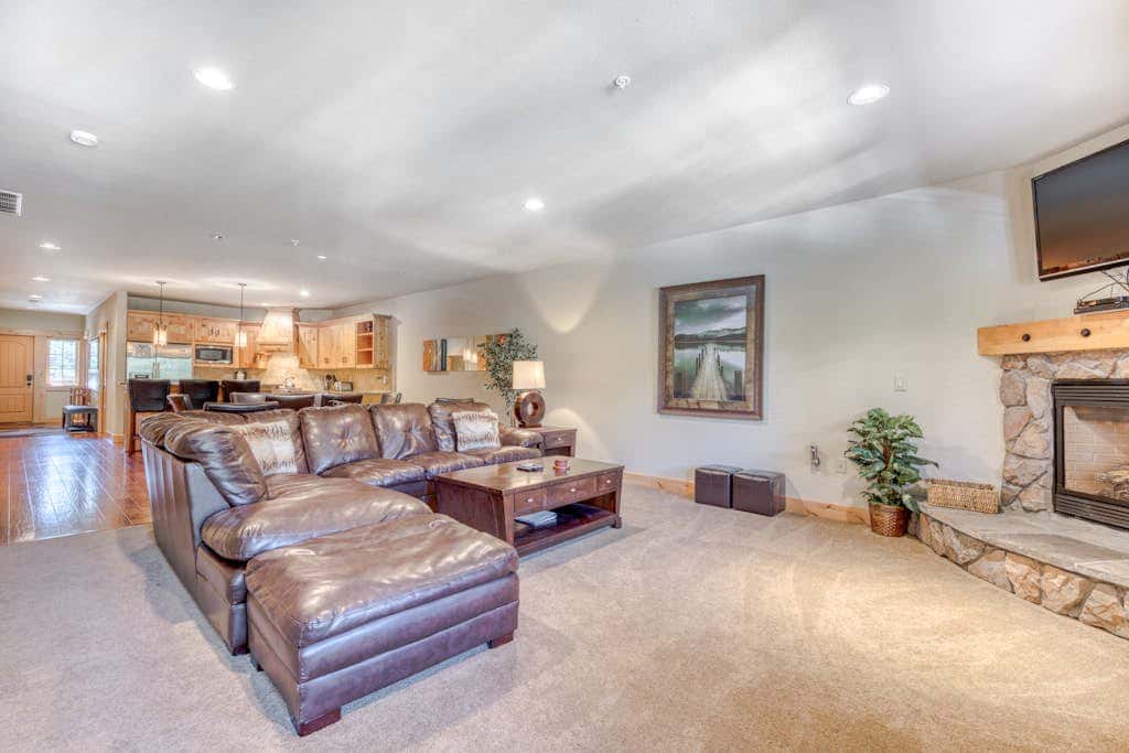 Lovely mountain condo with shared pool, hot tub, sauna & balcony views & free WiFi