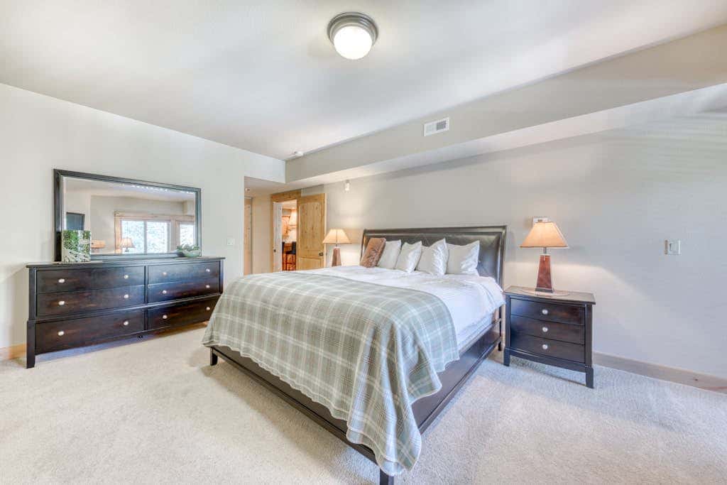 Lovely mountain condo with shared pool, hot tub, sauna & balcony views & free WiFi