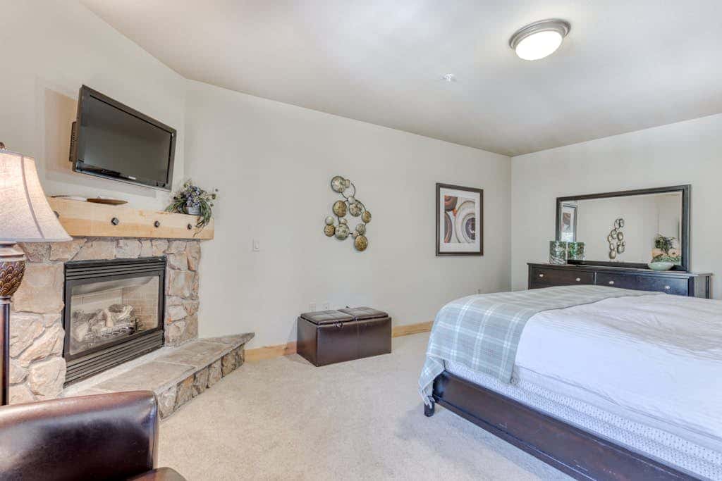 Lovely mountain condo with shared pool, hot tub, sauna & balcony views & free WiFi