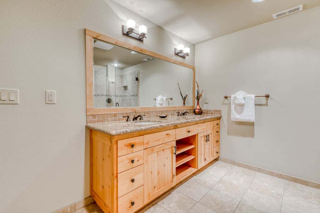 Lovely mountain condo with shared pool, hot tub, sauna & balcony views & free WiFi