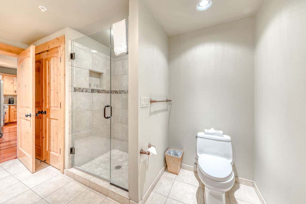 Lovely mountain condo with shared pool, hot tub, sauna & balcony views & free WiFi