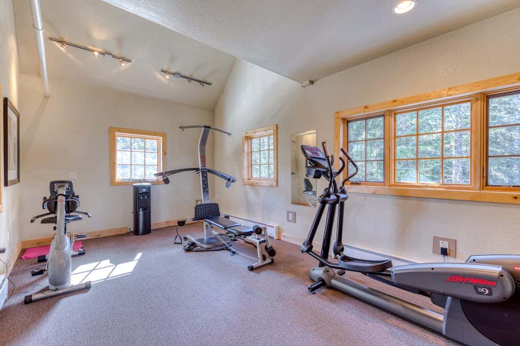 Lovely mountain condo with shared pool, hot tub, sauna & balcony views & free WiFi
