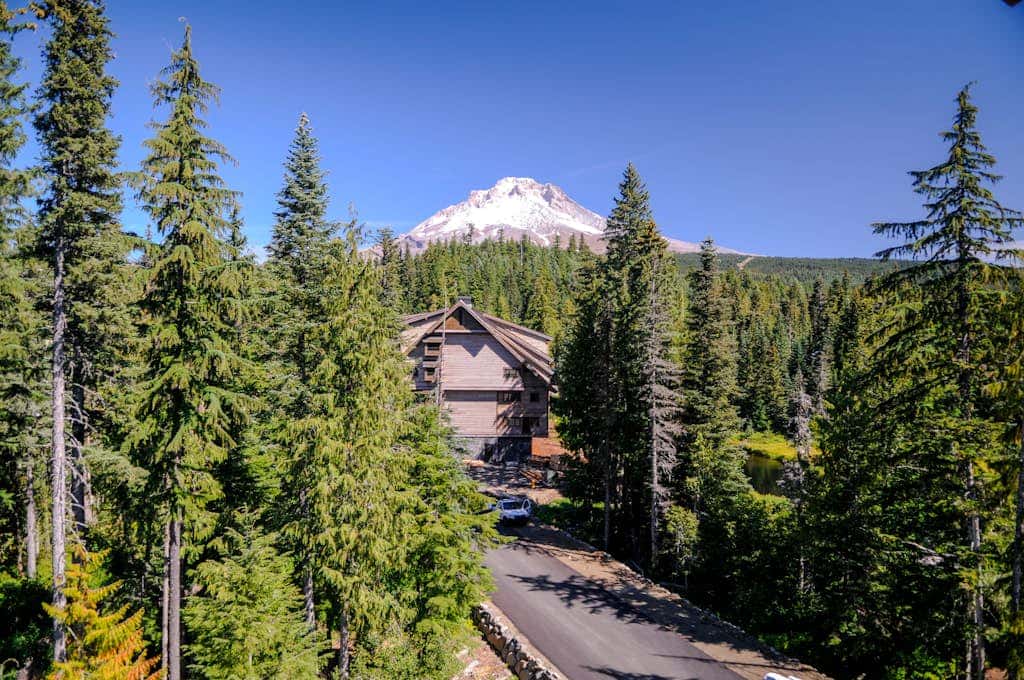Lovely mountain condo with shared pool, hot tub, sauna & balcony views & free WiFi