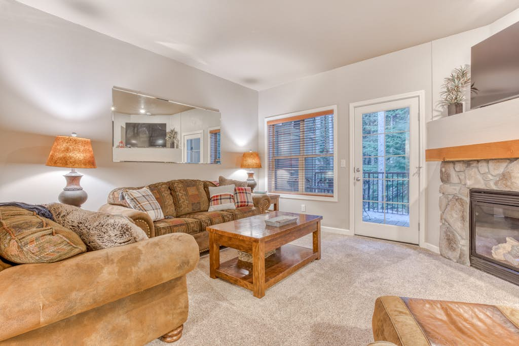 Comfortable condo with fireplace, heated pool, hot tub, balcony & full kitchen