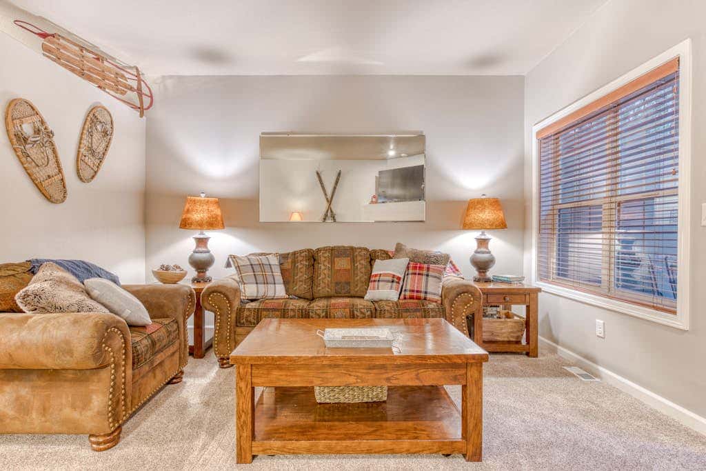 Comfortable condo with fireplace, heated pool, hot tub, balcony & full kitchen