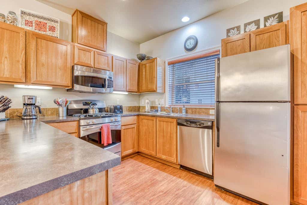 Comfortable condo with fireplace, heated pool, hot tub, balcony & full kitchen