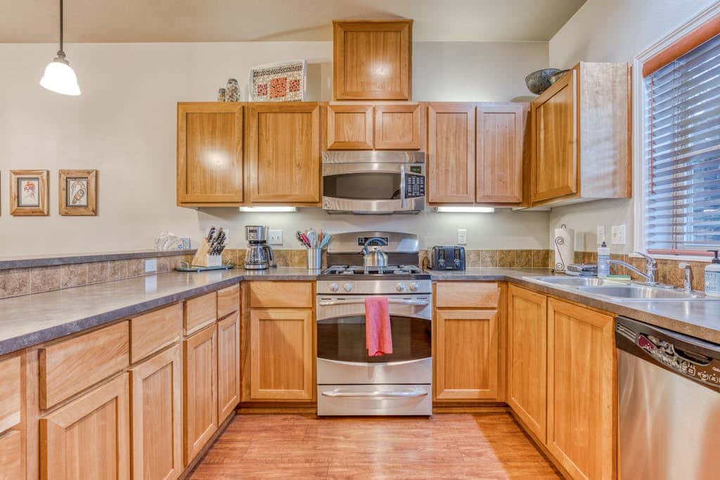 Comfortable condo with fireplace, heated pool, hot tub, balcony & full kitchen