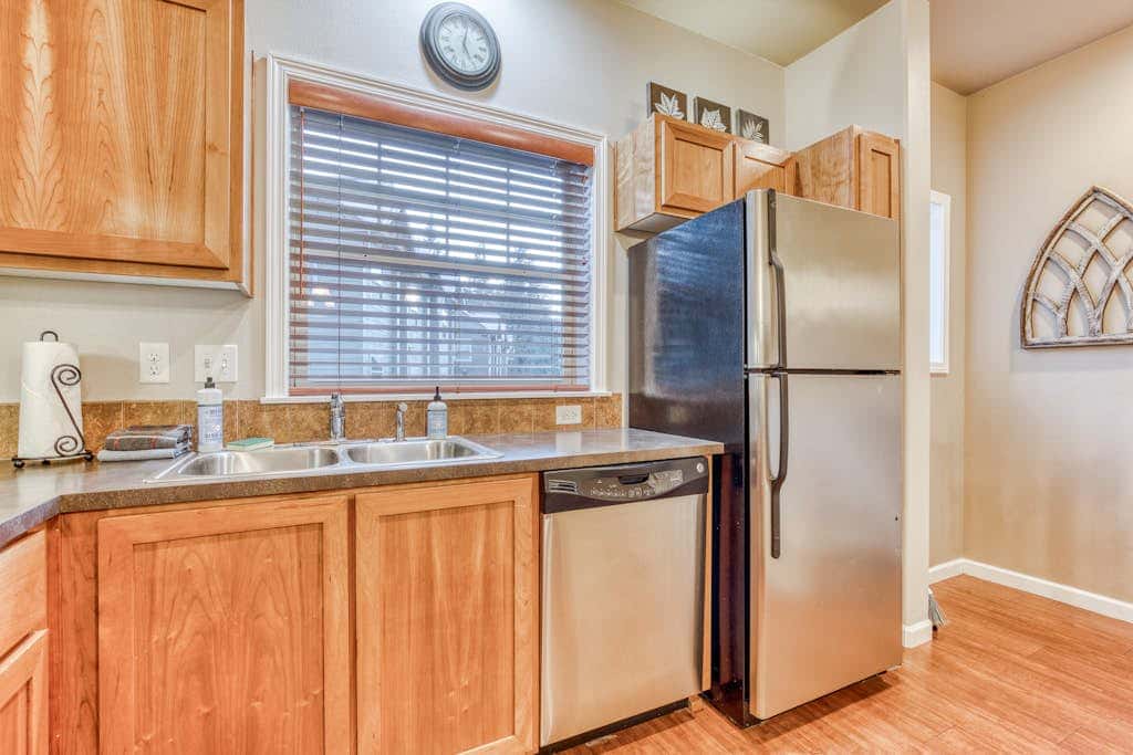 Comfortable condo with fireplace, heated pool, hot tub, balcony & full kitchen