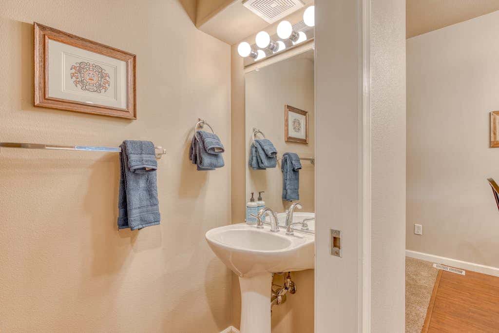 Comfortable condo with fireplace, heated pool, hot tub, balcony & full kitchen