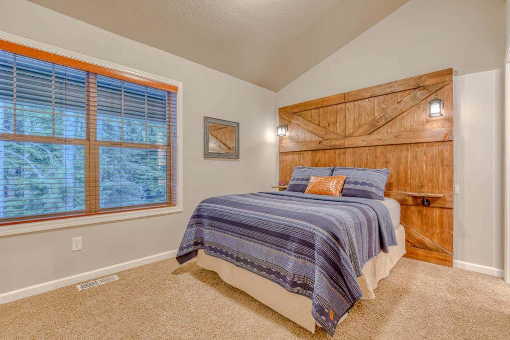 Comfortable condo with fireplace, heated pool, hot tub, balcony & full kitchen