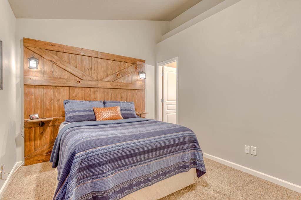 Comfortable condo with fireplace, heated pool, hot tub, balcony & full kitchen