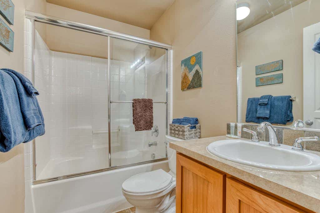 Comfortable condo with fireplace, heated pool, hot tub, balcony & full kitchen