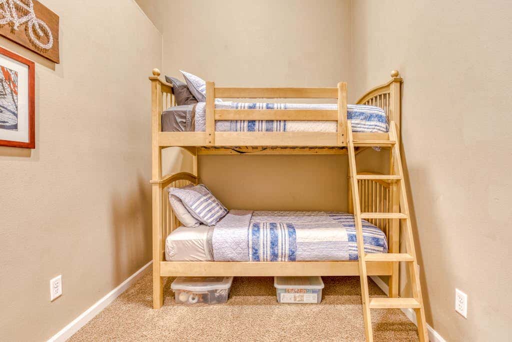 Comfortable condo with fireplace, heated pool, hot tub, balcony & full kitchen