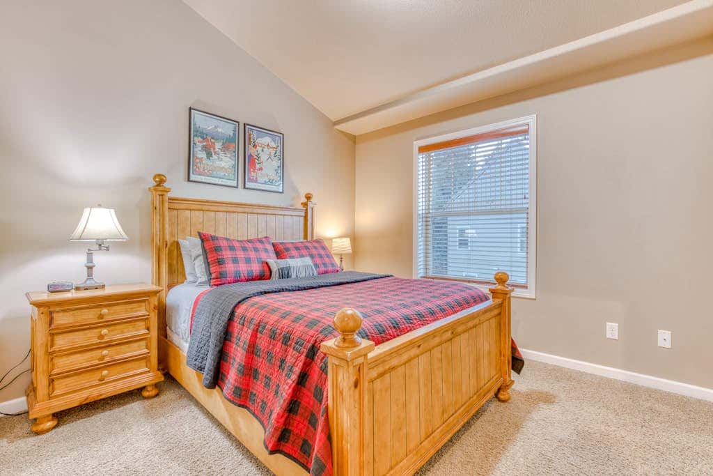 Comfortable condo with fireplace, heated pool, hot tub, balcony & full kitchen
