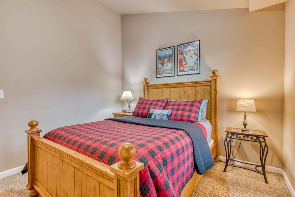 Comfortable condo with fireplace, heated pool, hot tub, balcony & full kitchen