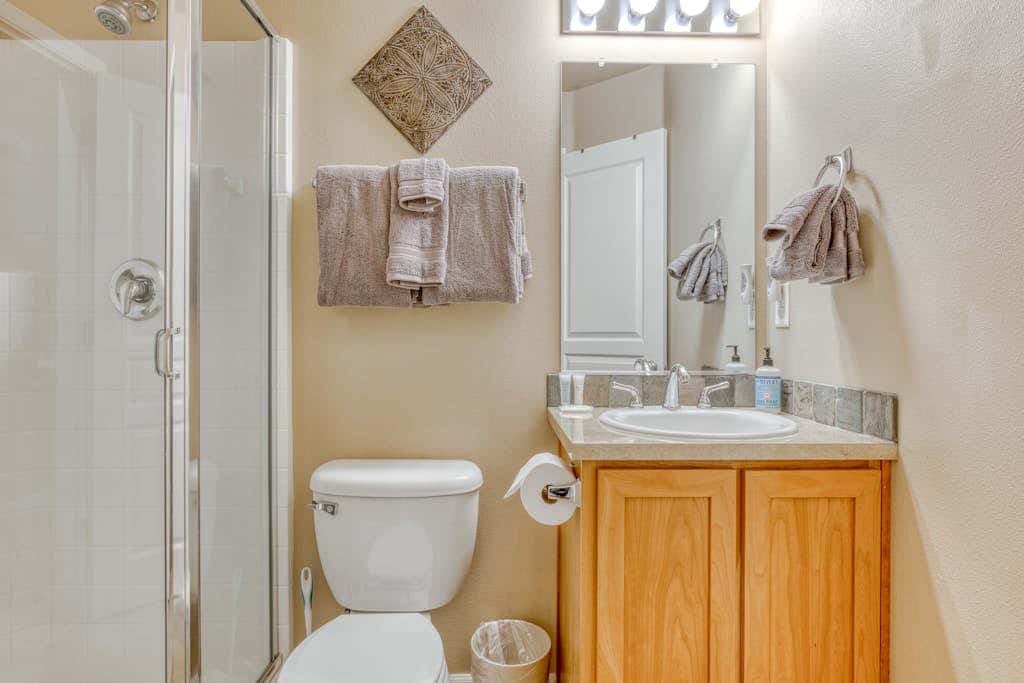 Comfortable condo with fireplace, heated pool, hot tub, balcony & full kitchen
