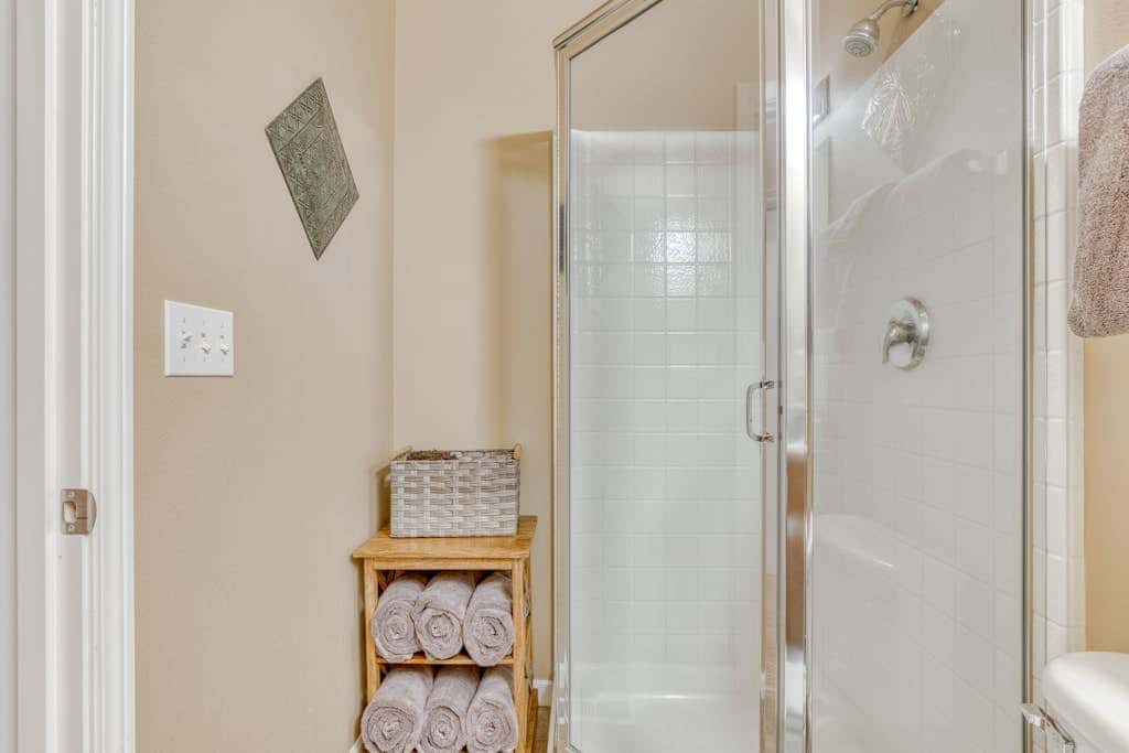 Comfortable condo with fireplace, heated pool, hot tub, balcony & full kitchen