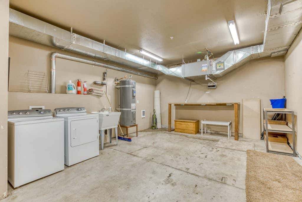 Comfortable condo with fireplace, heated pool, hot tub, balcony & full kitchen
