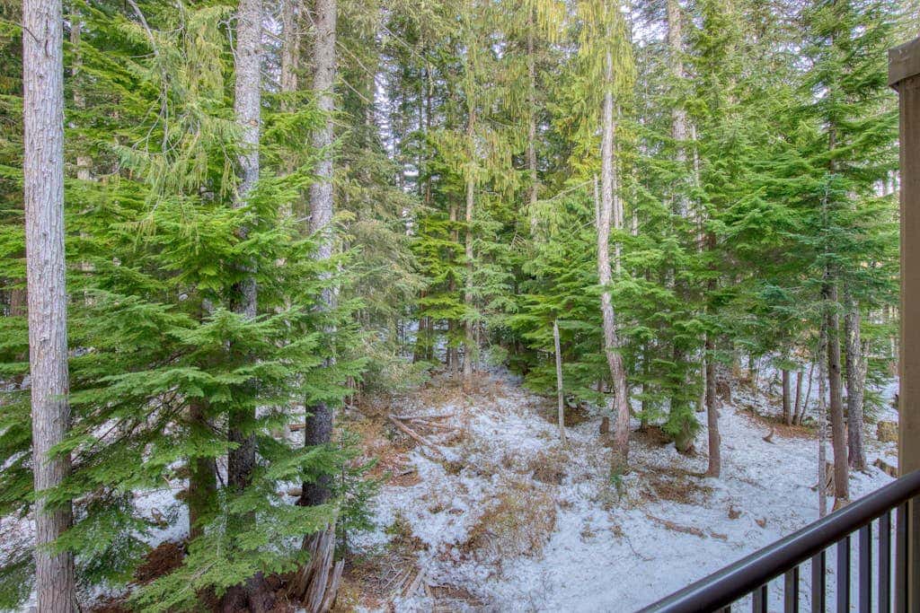 Comfortable condo with fireplace, heated pool, hot tub, balcony & full kitchen