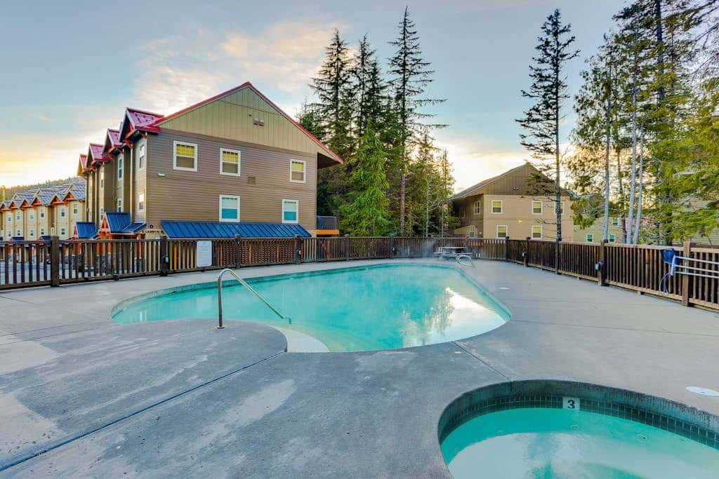 Comfortable condo with fireplace, heated pool, hot tub, balcony & full kitchen