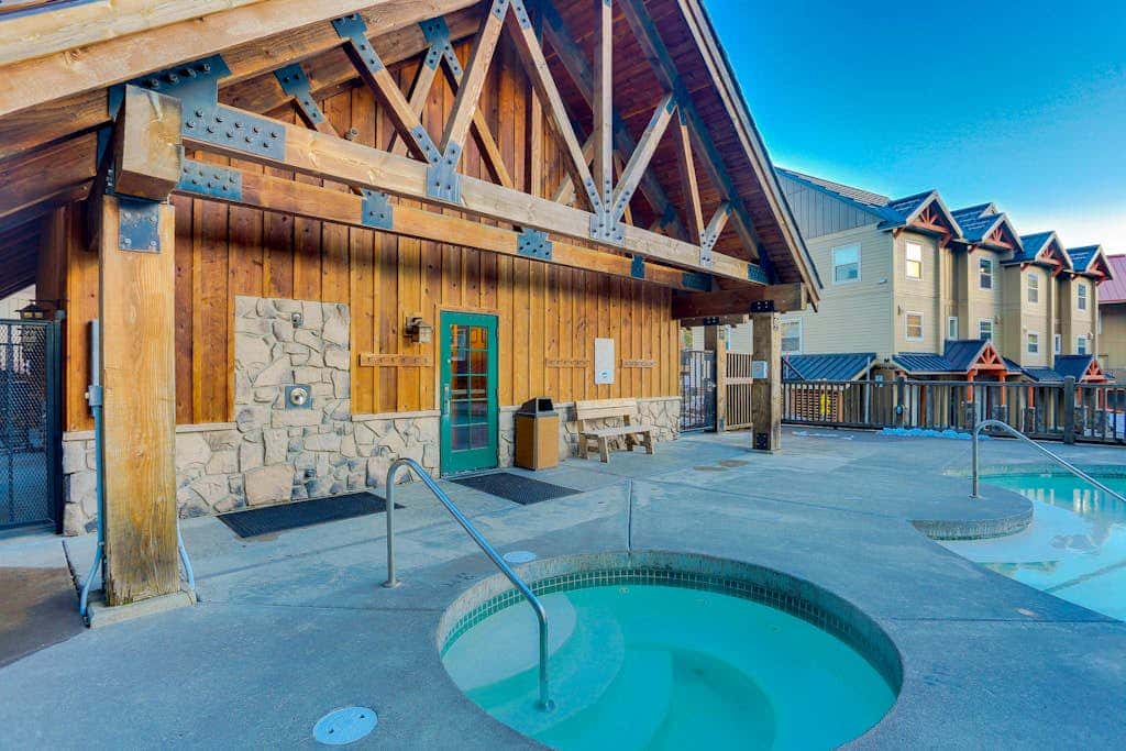 Comfortable condo with fireplace, heated pool, hot tub, balcony & full kitchen