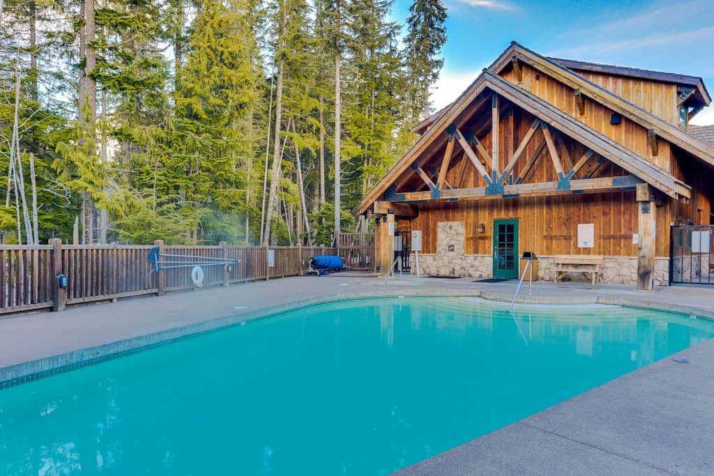 Comfortable condo with fireplace, heated pool, hot tub, balcony & full kitchen