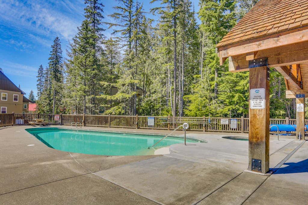 Comfortable condo with fireplace, heated pool, hot tub, balcony & full kitchen