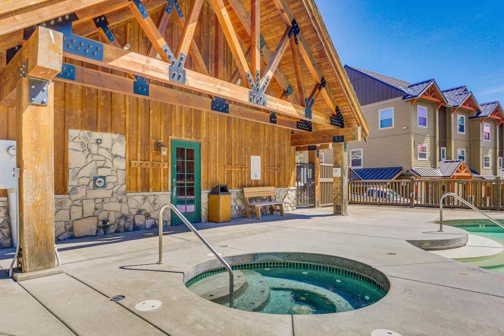 Comfortable condo with fireplace, heated pool, hot tub, balcony & full kitchen