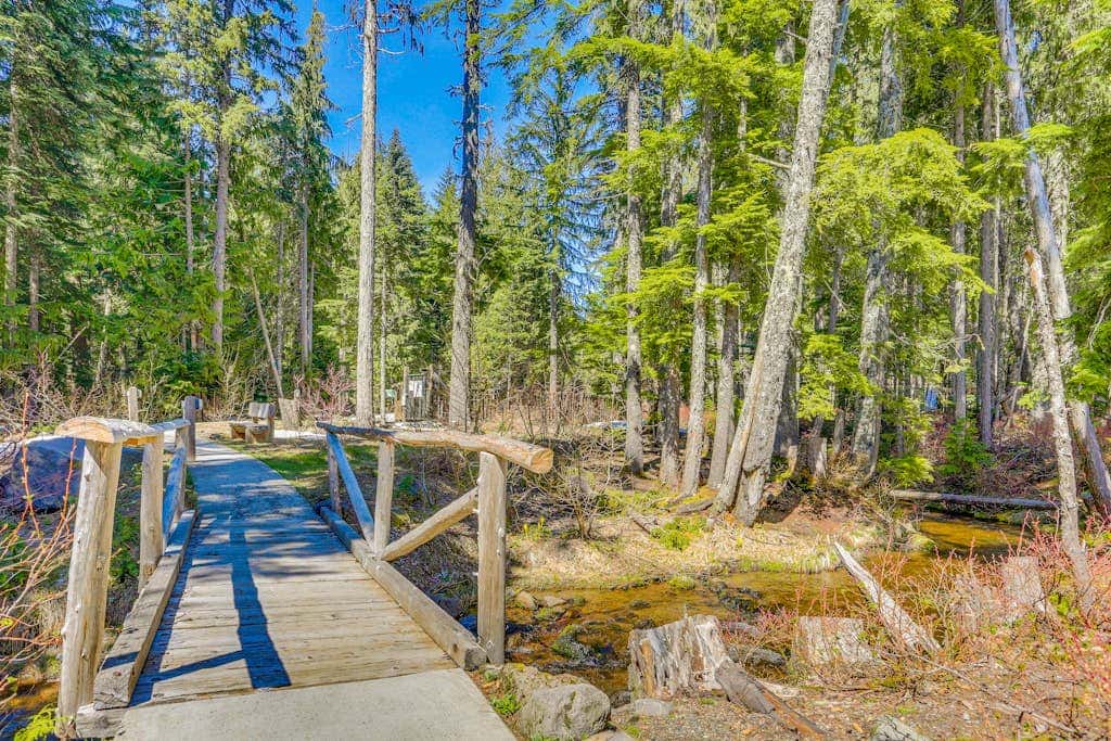Comfortable condo with fireplace, heated pool, hot tub, balcony & full kitchen