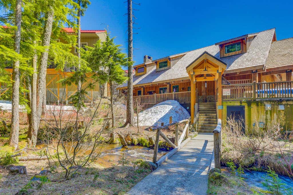 Comfortable condo with fireplace, heated pool, hot tub, balcony & full kitchen
