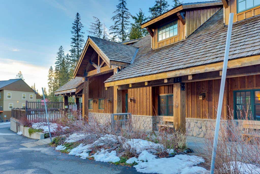 Comfortable condo with fireplace, heated pool, hot tub, balcony & full kitchen