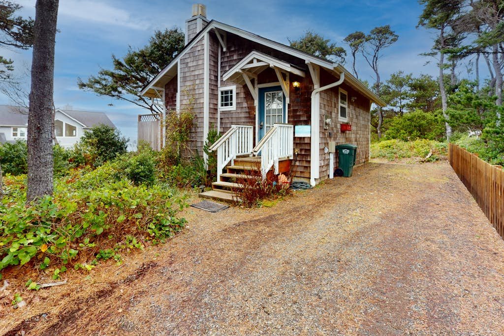 Cozy Dog-friendly Cottage with Great Ocean Views and Fantastic Location