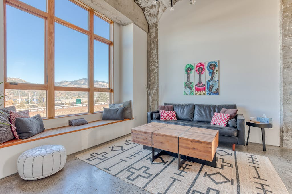 Hood River townhouse close to everything with river-view location & rooftop BBQ
